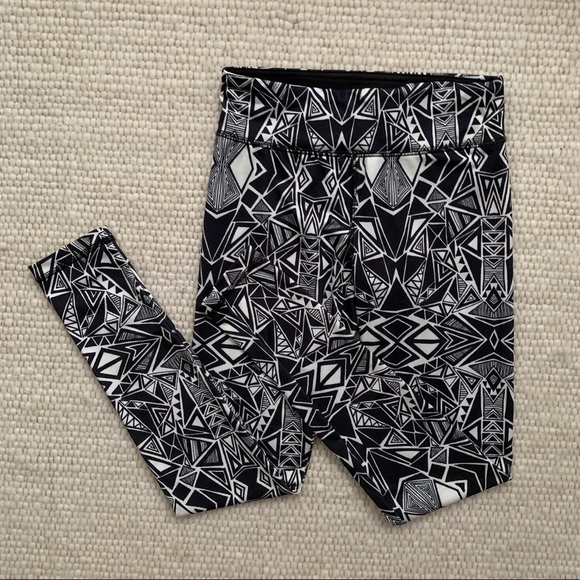 Geometric workout leggings NWOT - Picture 3 of 4